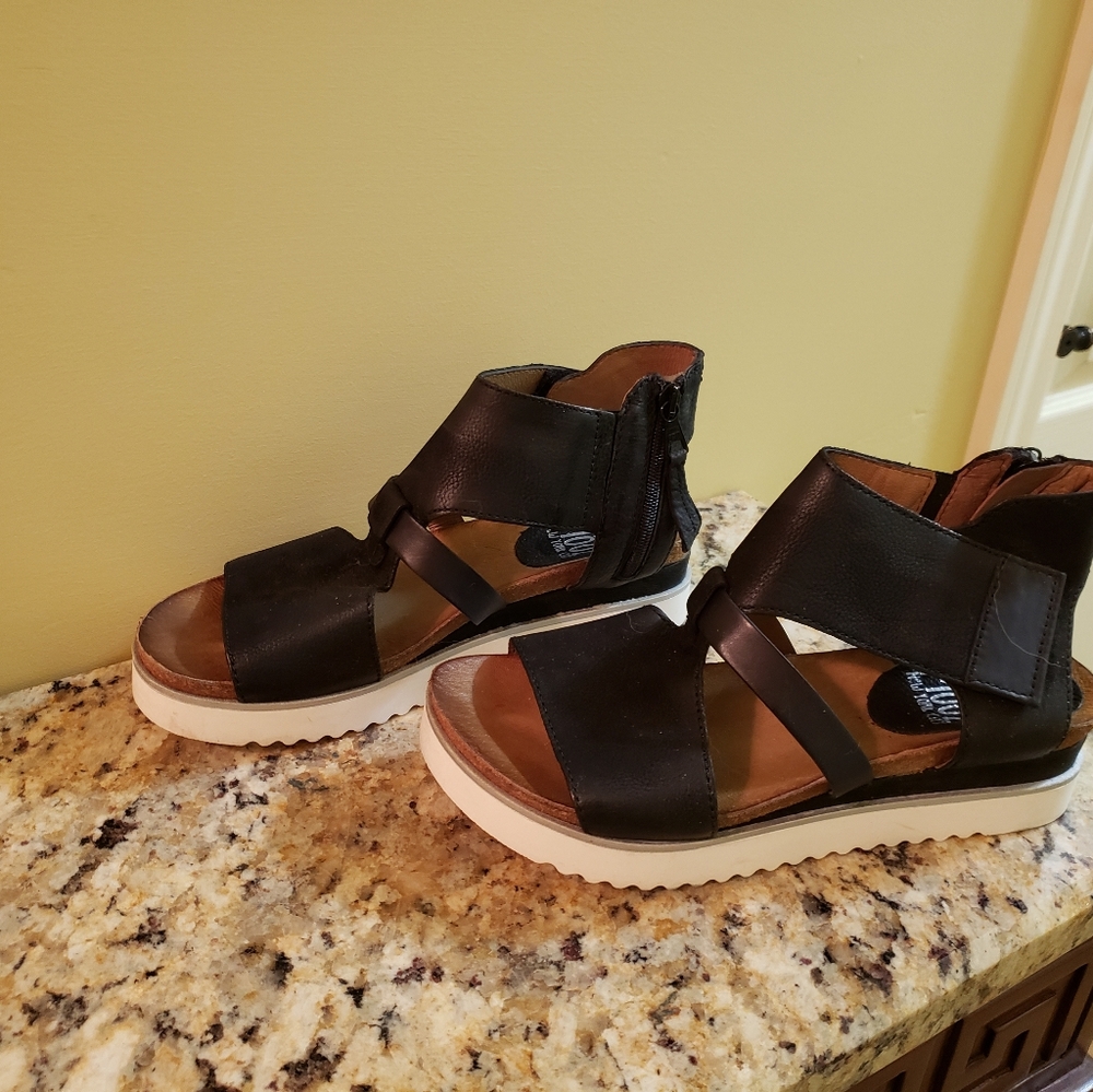 Sandal